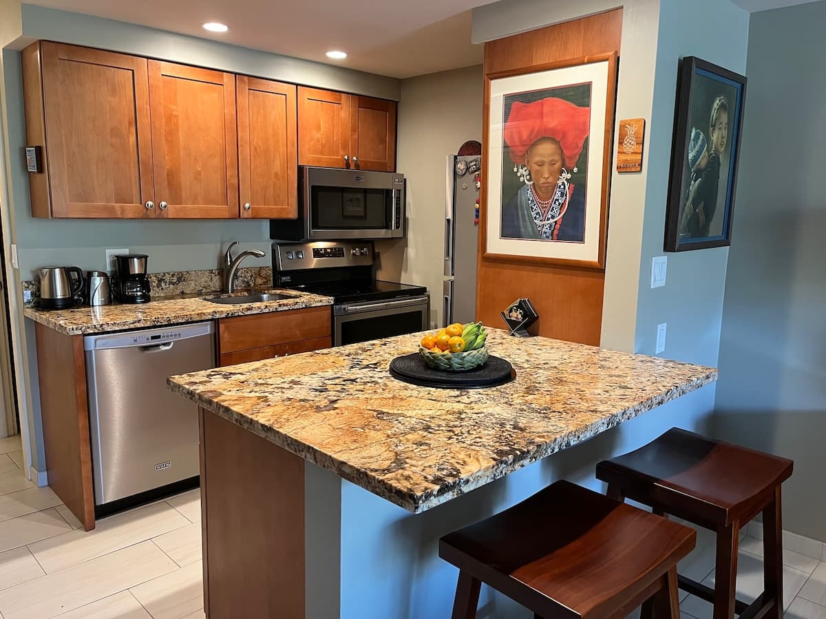 Beachfront Condo Lahaina Shores. Fully upgraded! - Photo 2