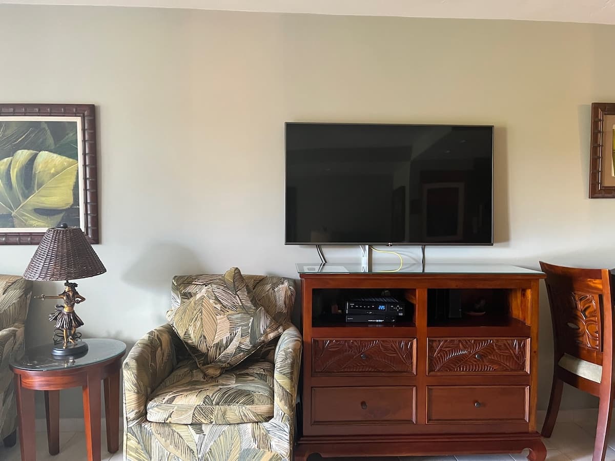 Beachfront Condo Lahaina Shores. Fully upgraded! - Photo 1