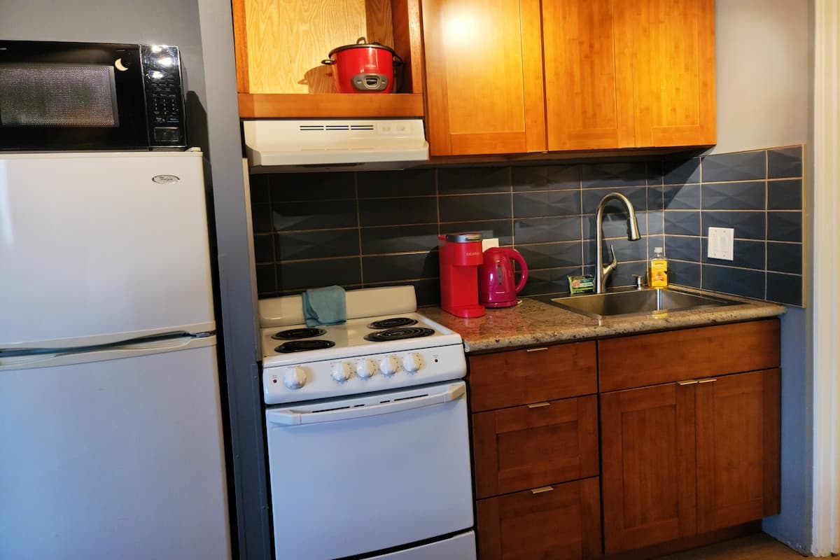 Condo in Honolulu · ★4.83 · 1 bedroom · 2 beds · 1 private bath - Photo 3