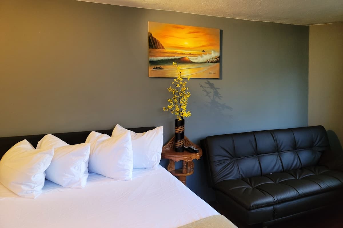 Condo in Honolulu · ★4.83 · 1 bedroom · 2 beds · 1 private bath - Photo 4