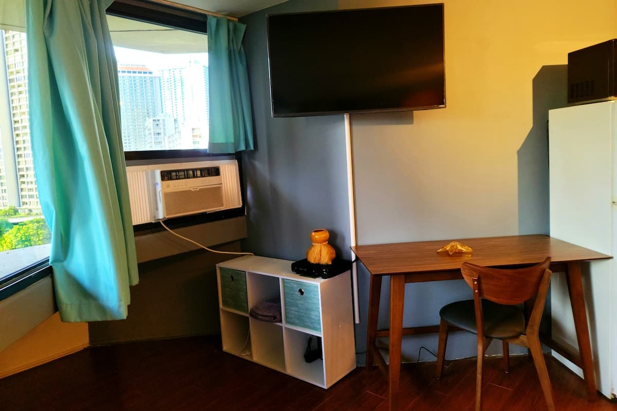 Condo in Honolulu · ★4.83 · 1 bedroom · 2 beds · 1 private bath - Photo 2
