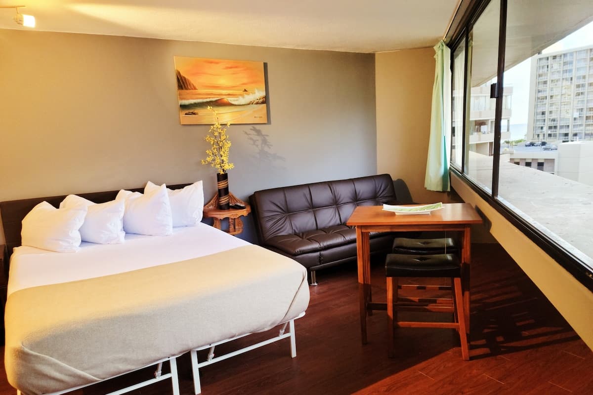 Condo in Honolulu · ★4.83 · 1 bedroom · 2 beds · 1 private bath - Photo 1