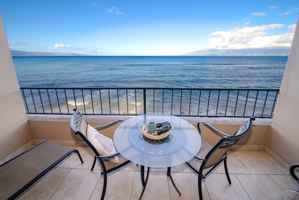 Condo in Lahaina · ★4.93 · Studio · 2 beds · 1 bath - Photo 1