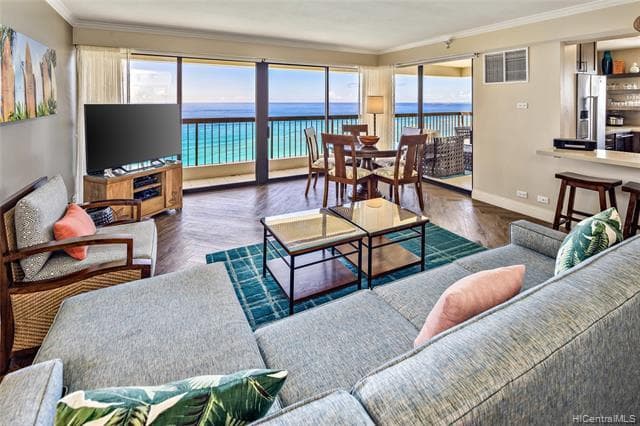 Condo in Honolulu · ★4.95 · 2 bedrooms · 4 beds · 2 private baths - Photo 3