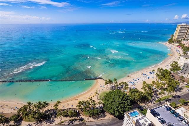 Condo in Honolulu · ★4.95 · 2 bedrooms · 4 beds · 2 private baths - Photo 4