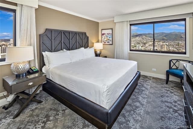 Condo in Honolulu · ★4.95 · 2 bedrooms · 4 beds · 2 private baths - Photo 2