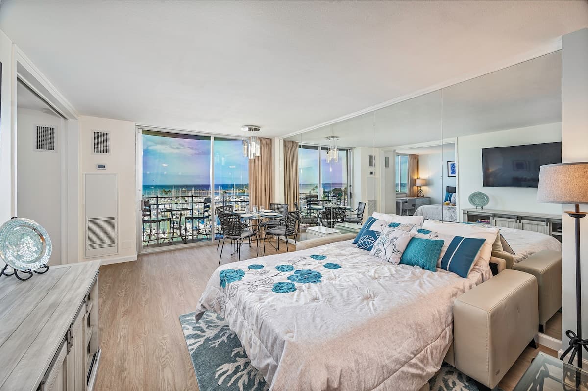 Condo in Honolulu · ★4.95 · 1 bedroom · 2 beds · 1 private bath - Photo 2