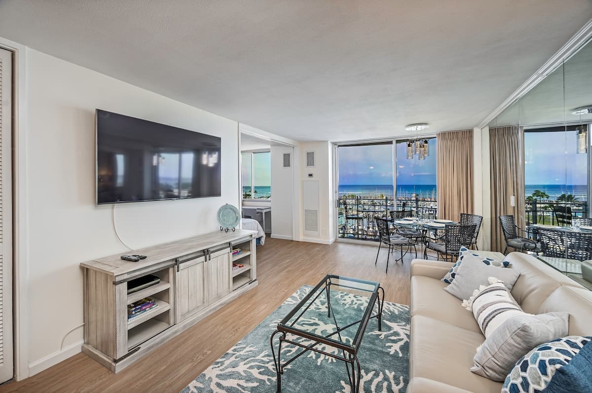 Condo in Honolulu · ★4.95 · 1 bedroom · 2 beds · 1 private bath - Photo 1