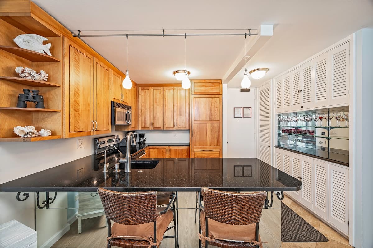 Condo in Honolulu · ★4.95 · 1 bedroom · 2 beds · 1 private bath - Photo 5