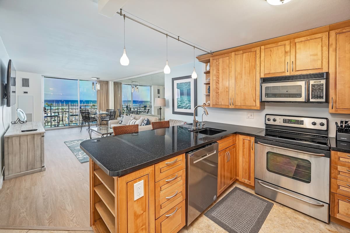 Condo in Honolulu · ★4.95 · 1 bedroom · 2 beds · 1 private bath - Photo 4