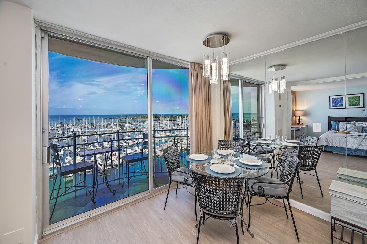 Condo in Honolulu · ★4.95 · 1 bedroom · 2 beds · 1 private bath - Photo 3