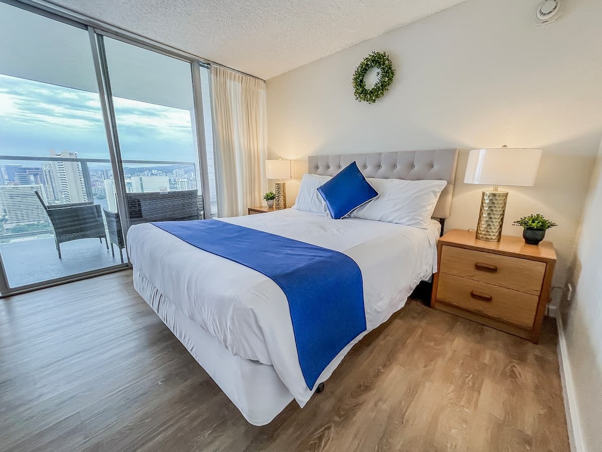Condo in Honolulu · ★4.74 · 1 bedroom · 3 beds · 1 private bath - Photo 2