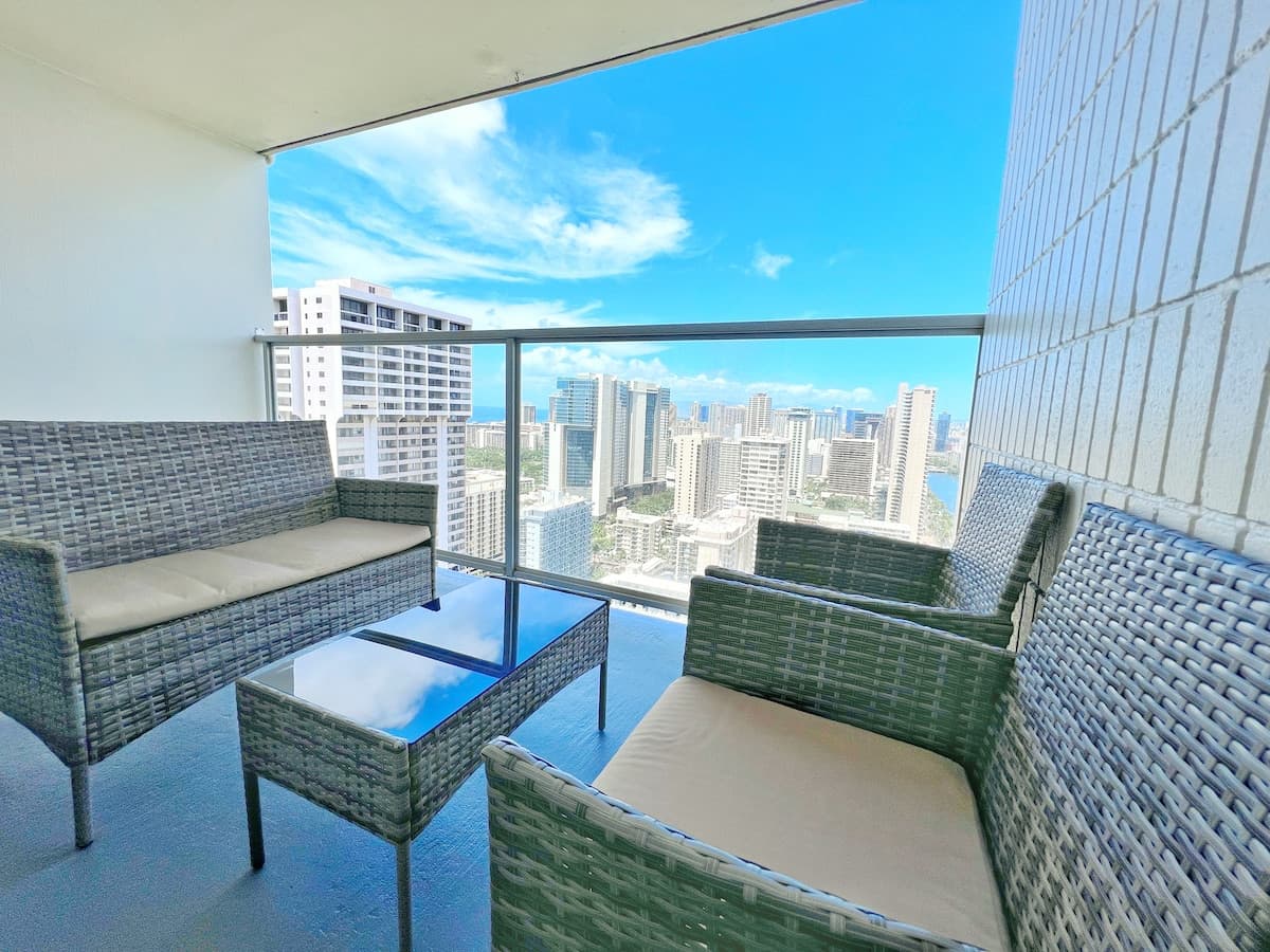Condo in Honolulu · ★4.74 · 1 bedroom · 3 beds · 1 private bath - Photo 4