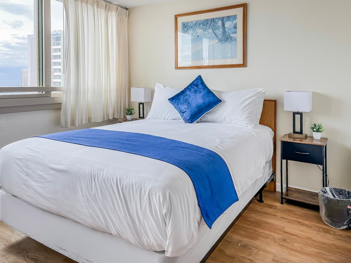 Condo in Honolulu · ★4.74 · 1 bedroom · 3 beds · 1 private bath - Photo 5
