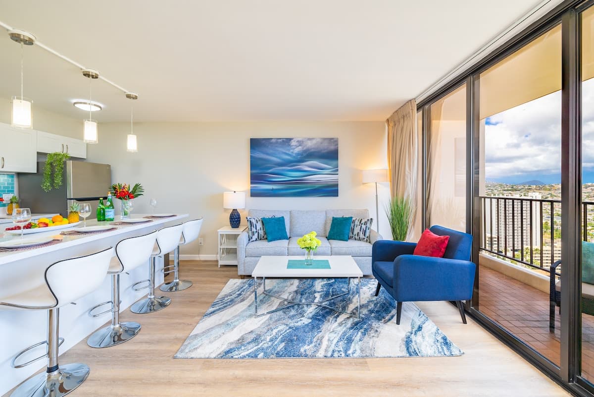 Condo in Honolulu · ★4.87 · 1 bedroom · 2 beds · 1 private bath - Photo 2