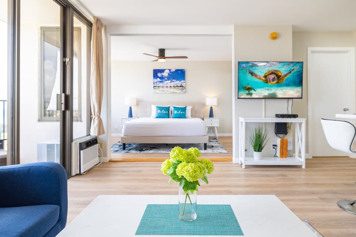 Condo in Honolulu · ★4.87 · 1 bedroom · 2 beds · 1 private bath - Photo 3