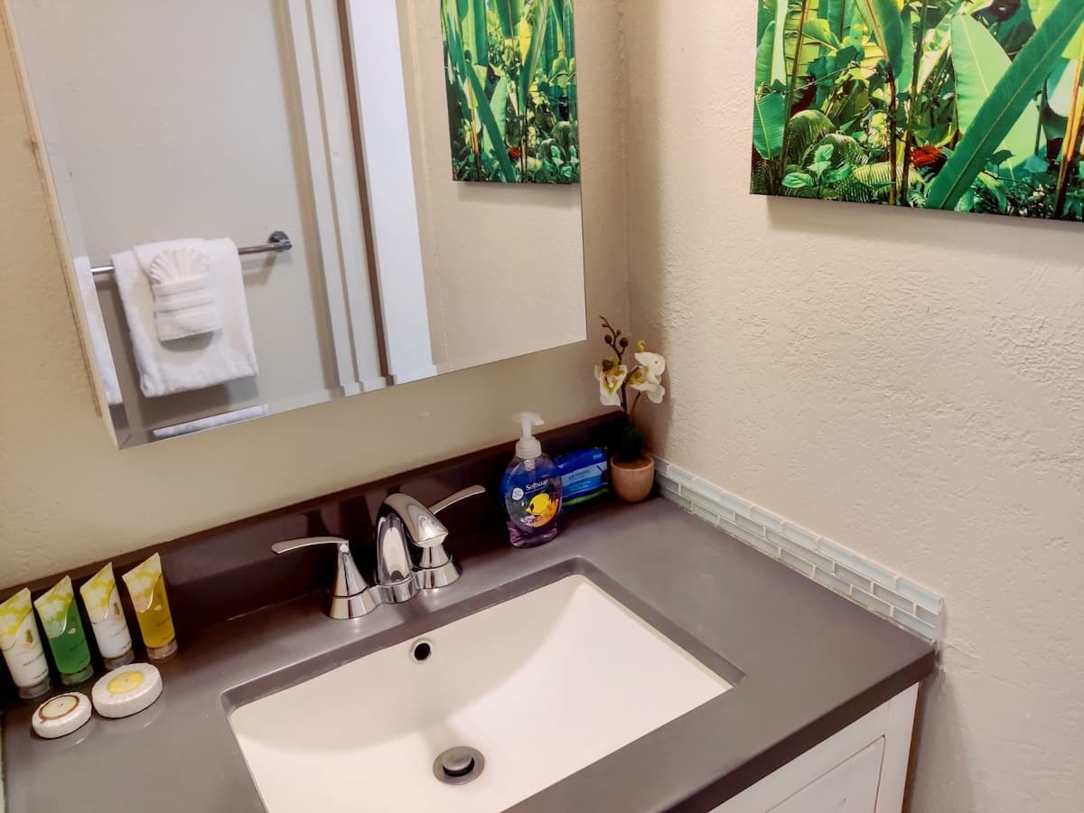 Inn 601 Close to Convention Center & shops w/ Pool - Photo 4
