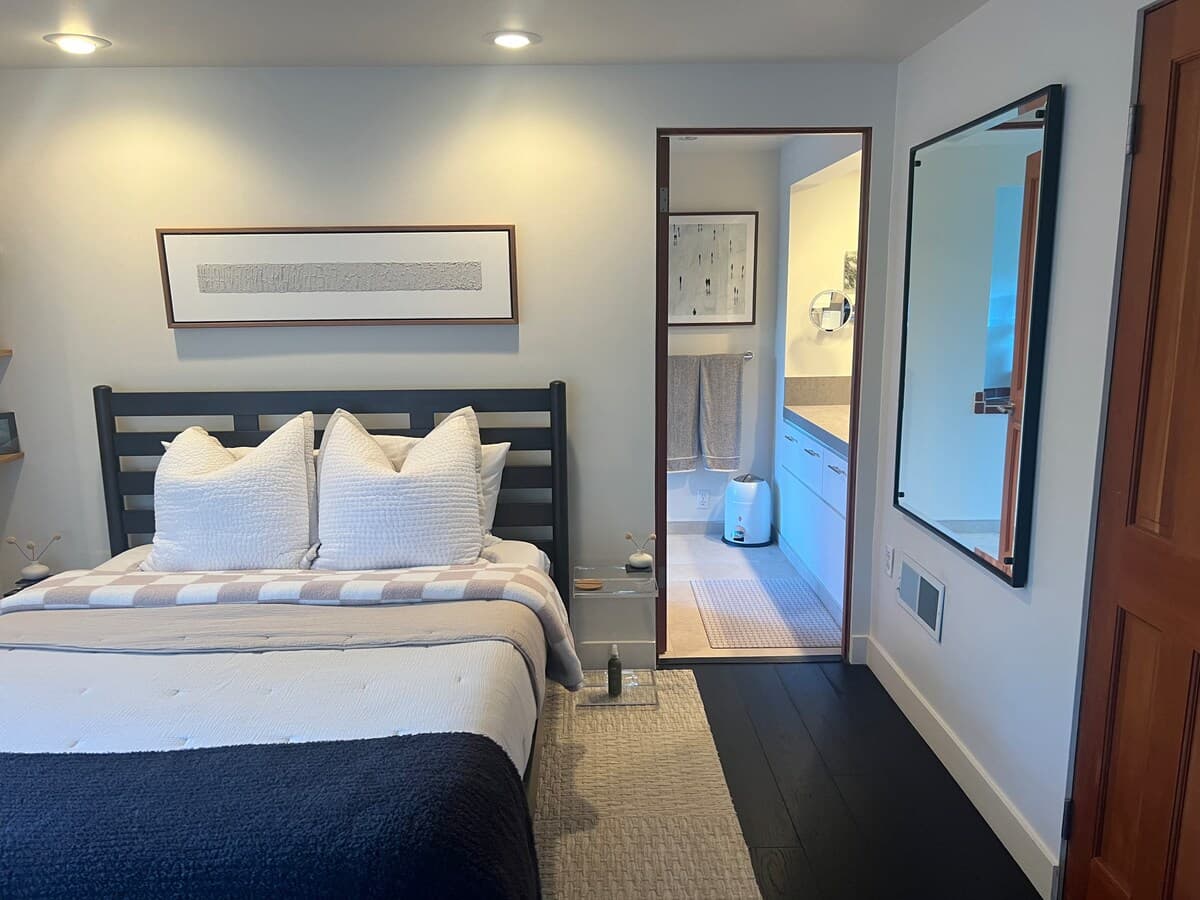 Private guest suite w/large deck & private entry - Photo 3