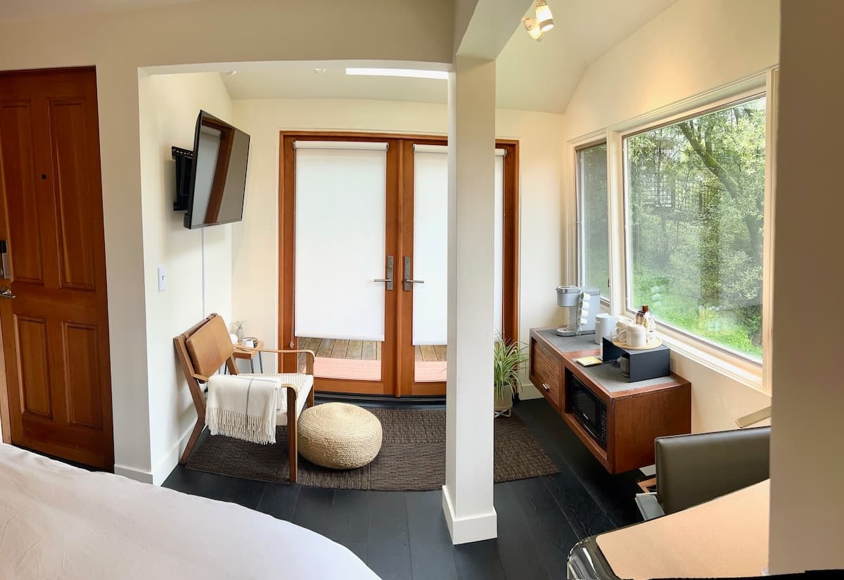 Private guest suite w/large deck & private entry - Photo 5