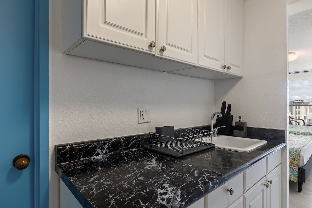 Condo in Honolulu · ★4.92 · 1 bedroom · 2 beds · 1 private bath - Photo 5