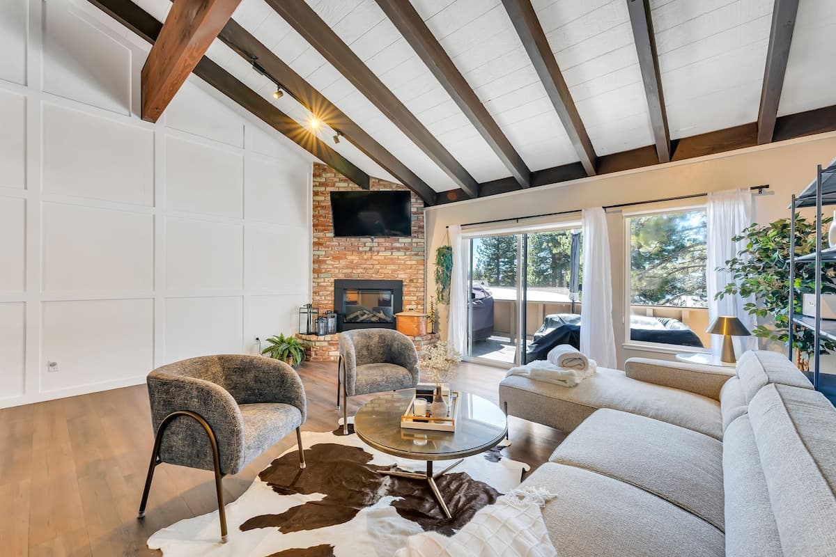 Condo in Incline Village · ★4.68 · 3 bedrooms · 3 beds · 2.5 private baths - Photo 1