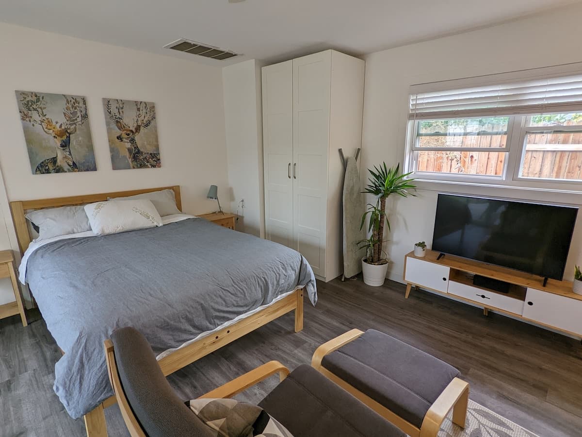 Cozy Studio w/ Full Kitchen in a Tree-lined Street - Photo 1