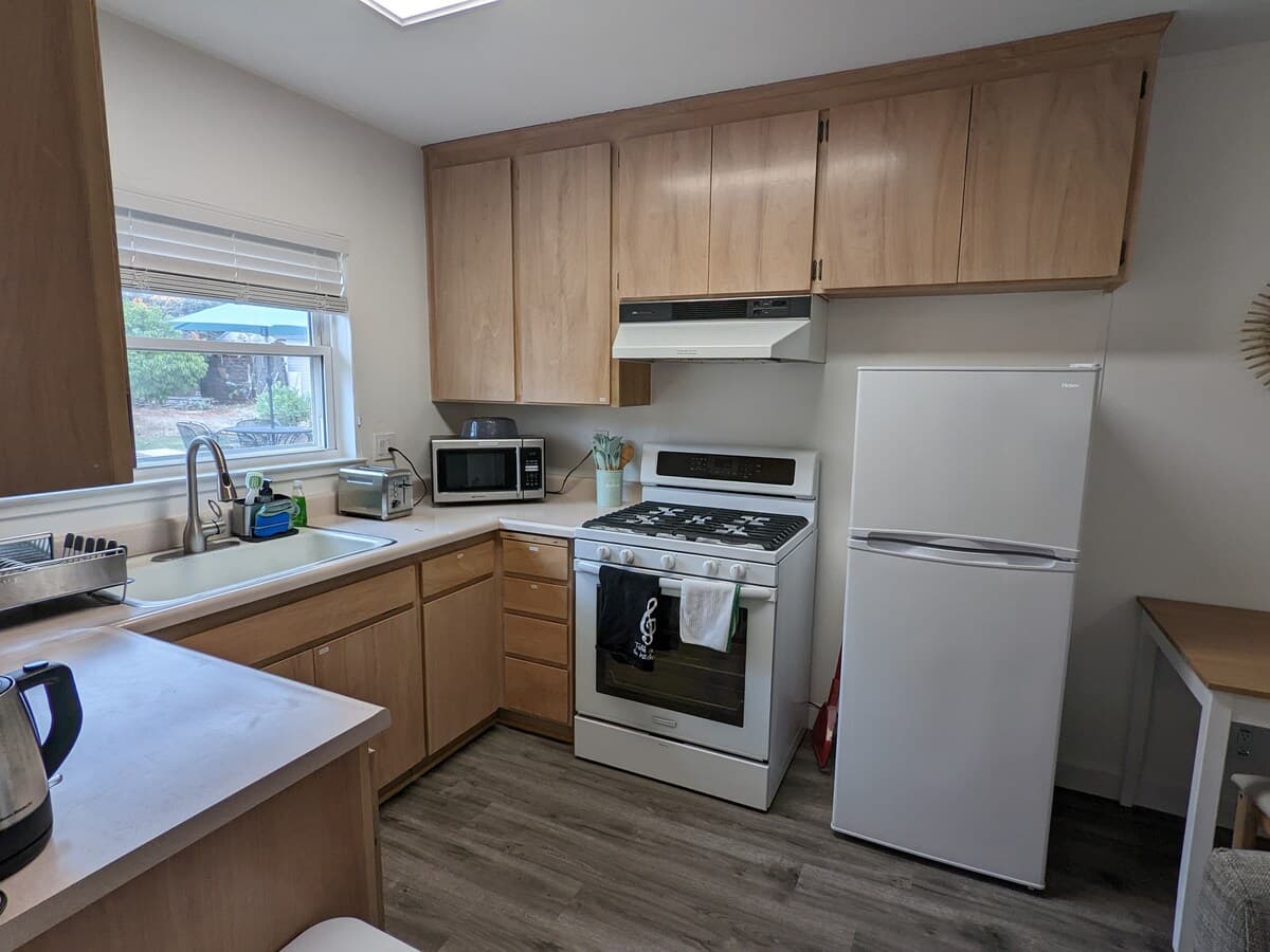 Cozy Studio w/ Full Kitchen in a Tree-lined Street - Photo 5