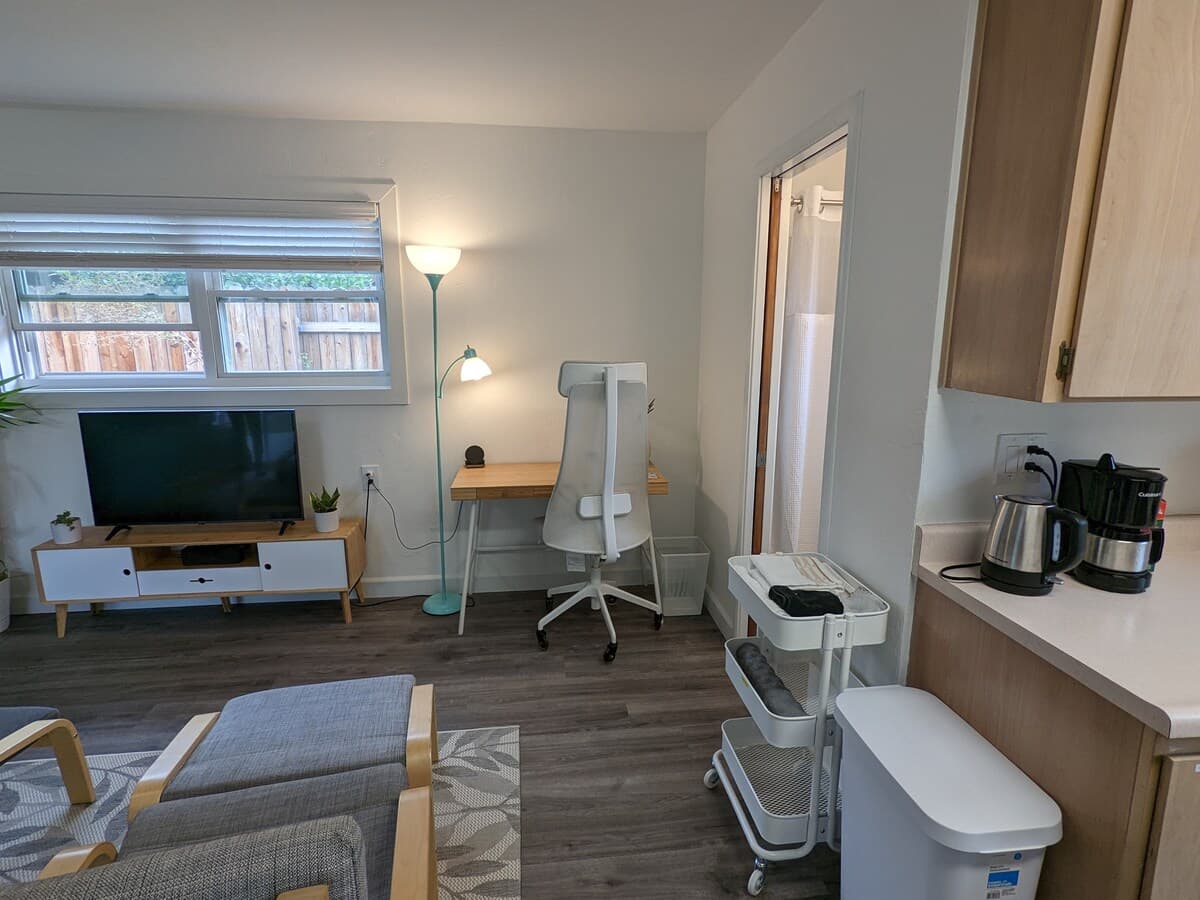 Cozy Studio w/ Full Kitchen in a Tree-lined Street - Photo 4