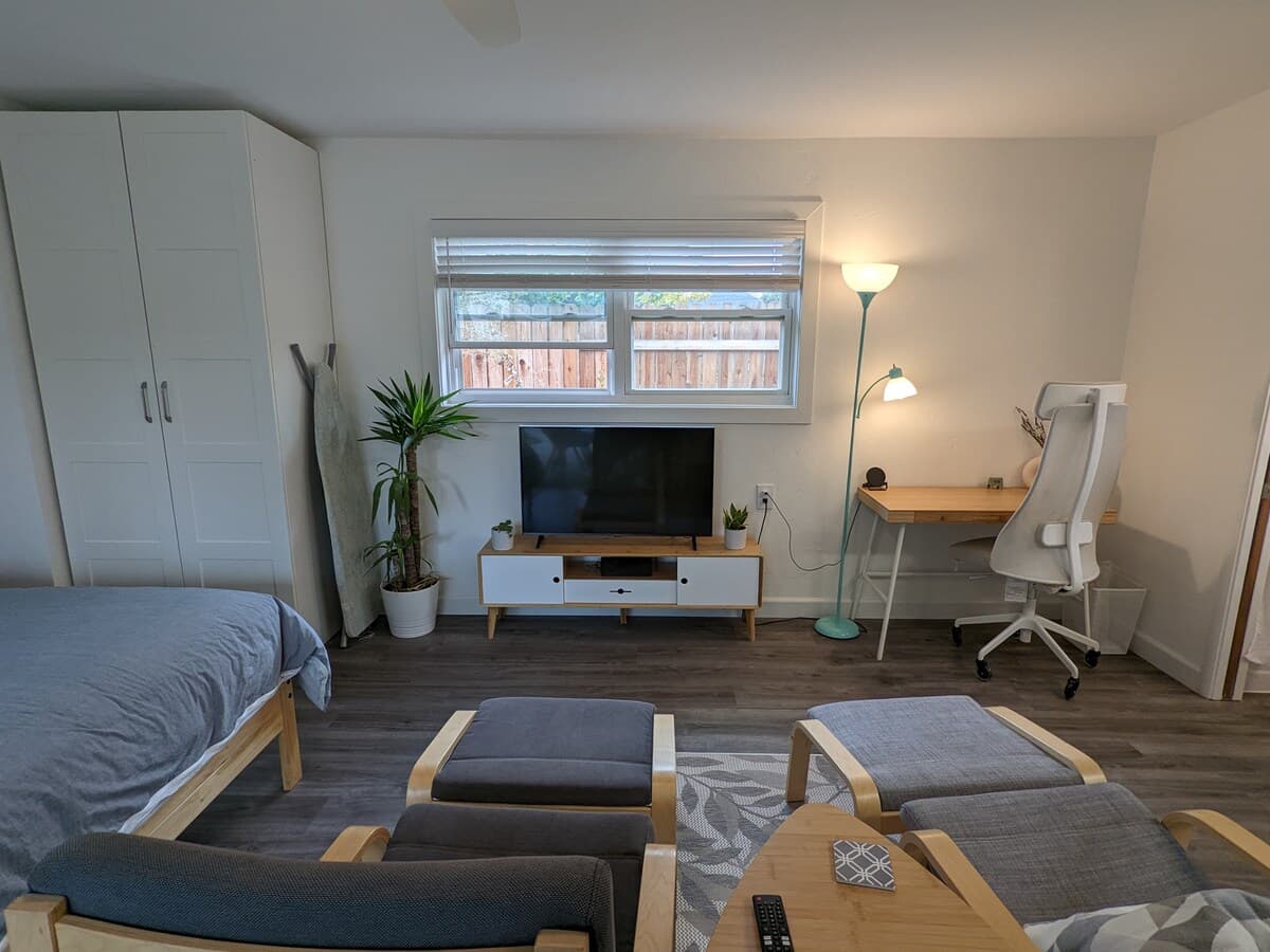 Cozy Studio w/ Full Kitchen in a Tree-lined Street - Photo 3