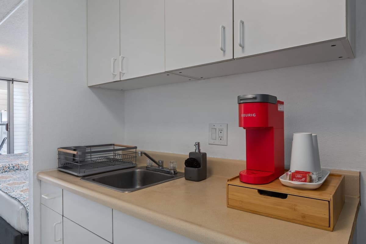 Condo in Honolulu · ★4.82 · 1 bedroom · 2 beds · 1 private bath - Photo 4