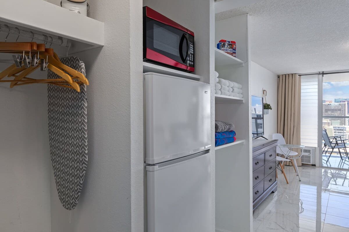 Condo in Honolulu · ★4.82 · 1 bedroom · 2 beds · 1 private bath - Photo 2