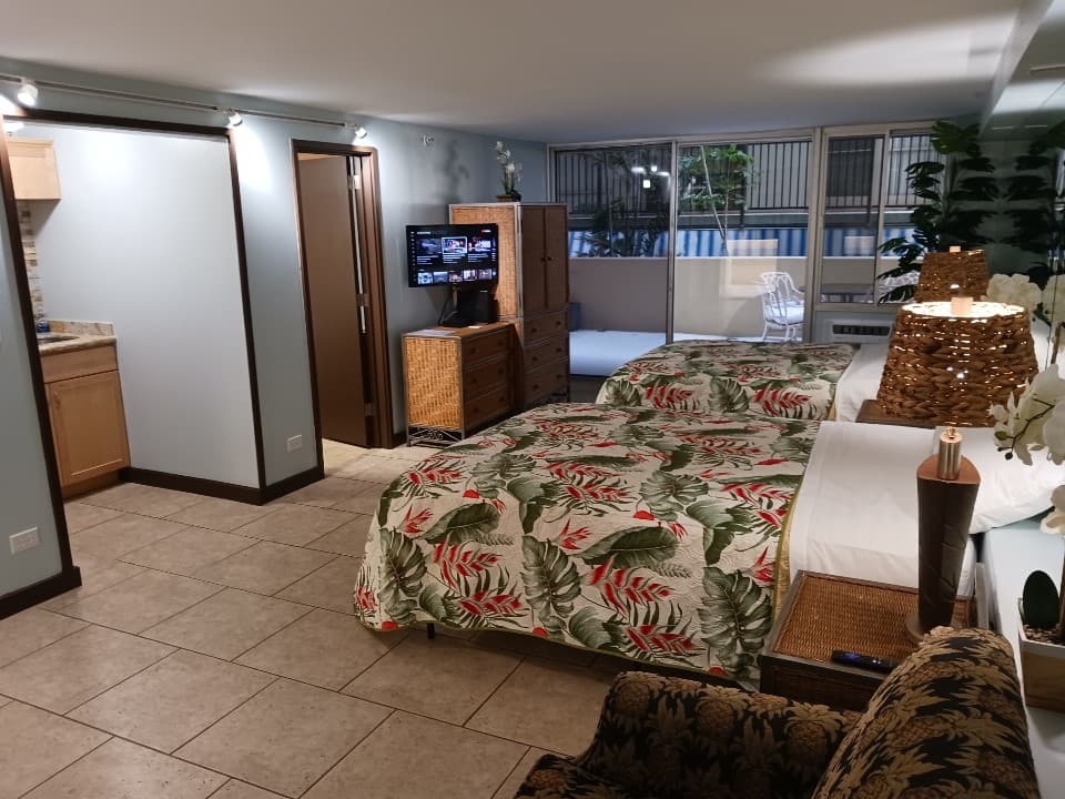Waikiki - Ocean Front Hotel - Photo 3