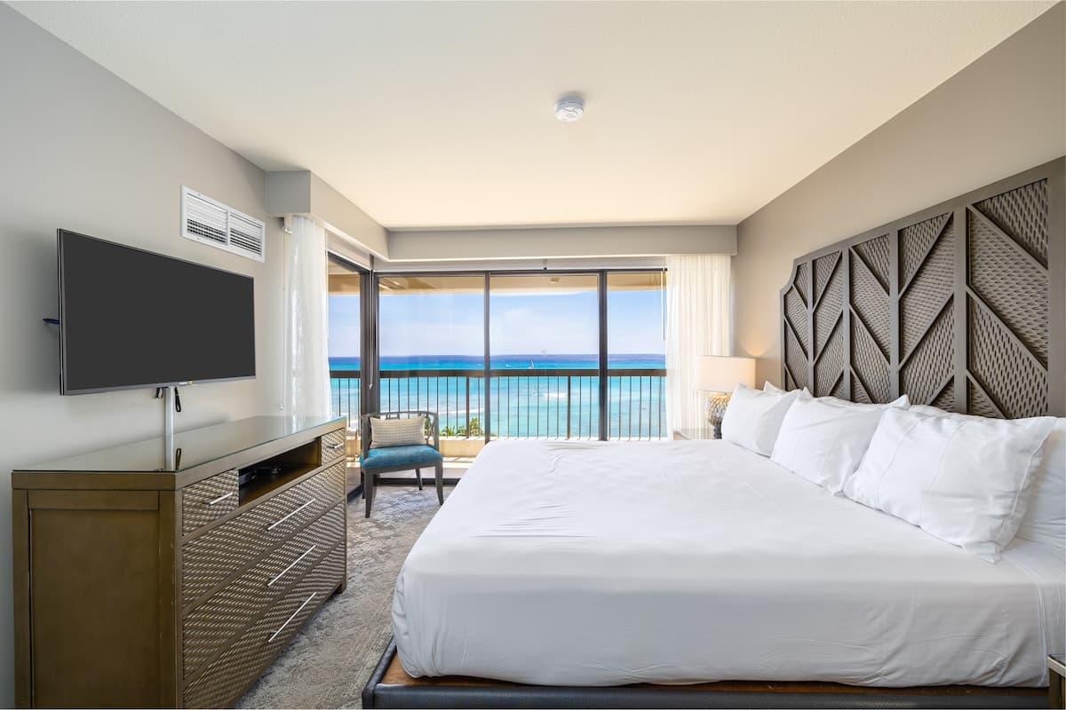 Condo in Honolulu · ★4.87 · 2 bedrooms · 3 beds · 2 private baths - Photo 1