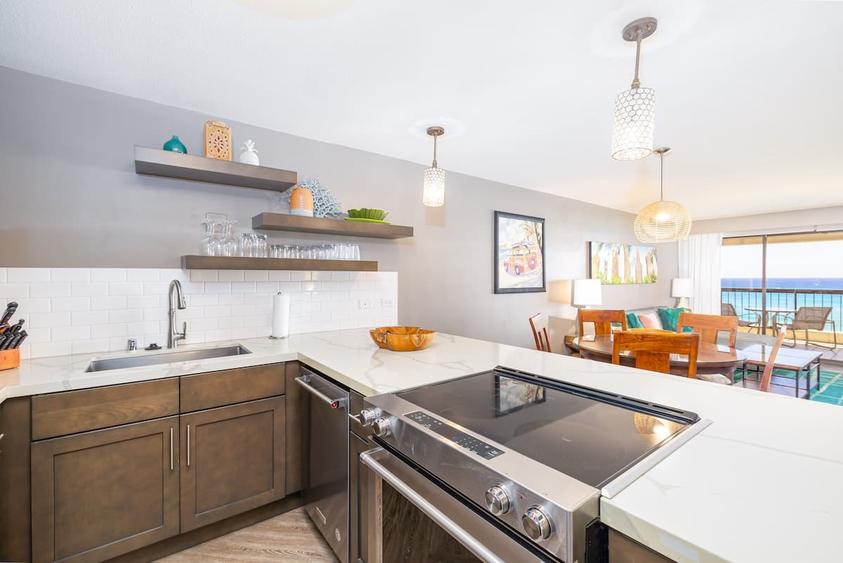 Condo in Honolulu · ★4.87 · 2 bedrooms · 3 beds · 2 private baths - Photo 4