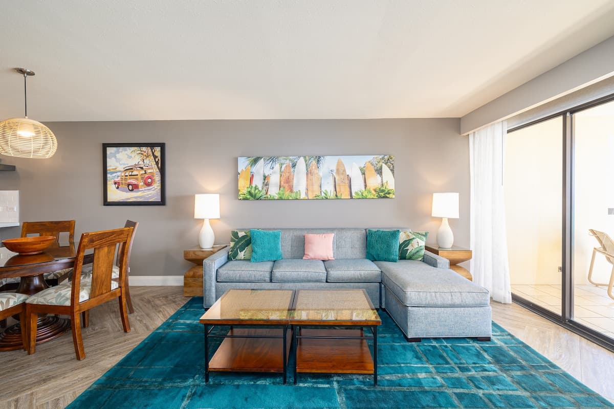 Condo in Honolulu · ★4.87 · 2 bedrooms · 3 beds · 2 private baths - Photo 2