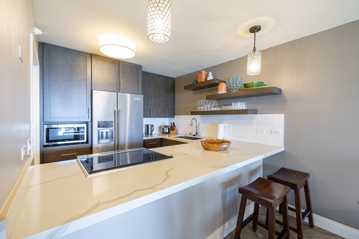 Condo in Honolulu · ★4.87 · 2 bedrooms · 3 beds · 2 private baths - Photo 3