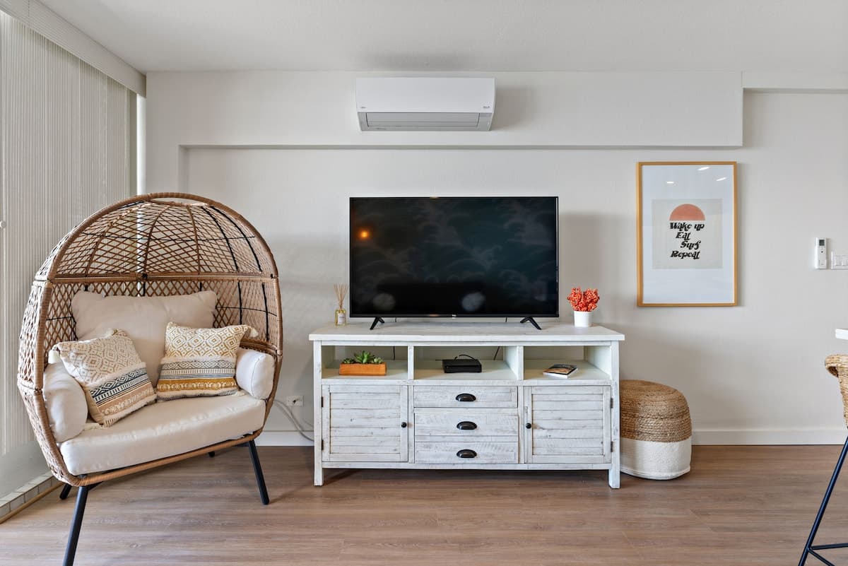 Condo in Wailuku · ★4.95 · 1 bedroom · 2 beds · 1 bath - Photo 4