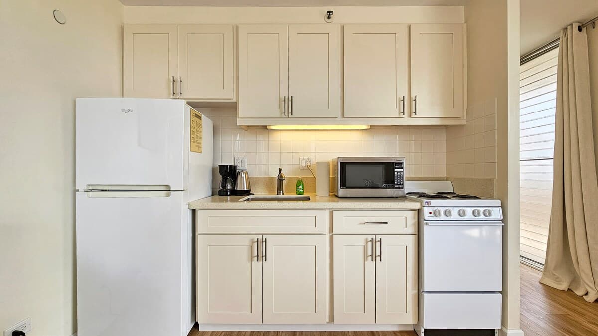 Condo in Honolulu · ★4.76 · Studio · 2 beds · 1 private bath - Photo 5
