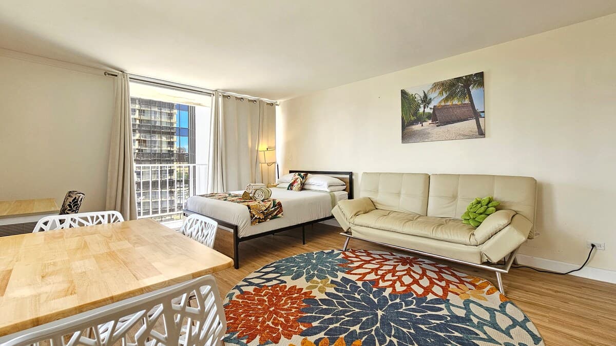 Condo in Honolulu · ★4.76 · Studio · 2 beds · 1 private bath - Photo 2