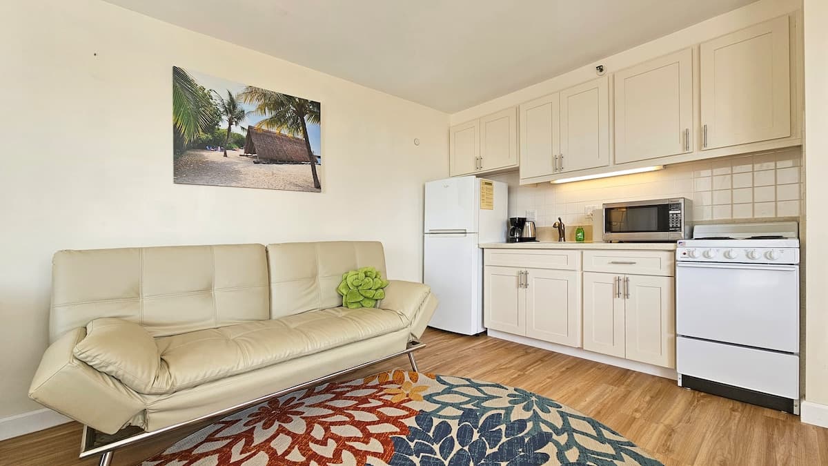 Condo in Honolulu · ★4.76 · Studio · 2 beds · 1 private bath - Photo 1