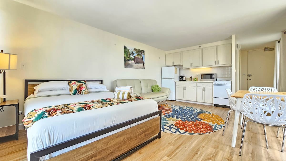 Condo in Honolulu · ★4.76 · Studio · 2 beds · 1 private bath - Photo 4