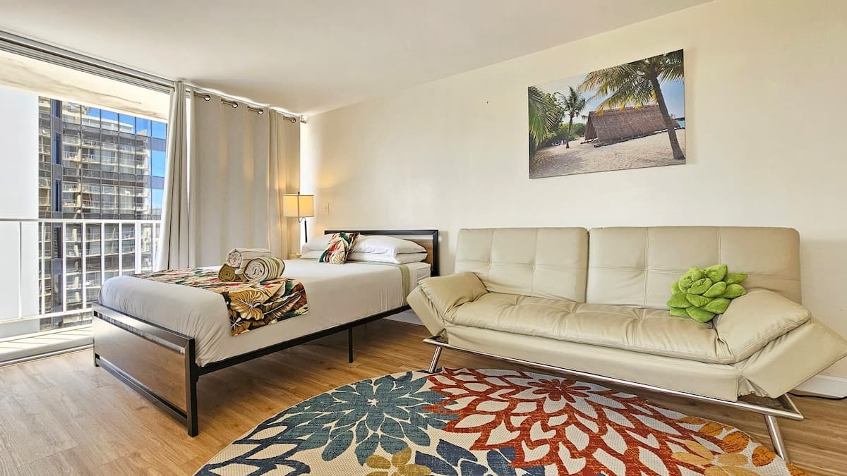 Condo in Honolulu · ★4.76 · Studio · 2 beds · 1 private bath - Photo 3
