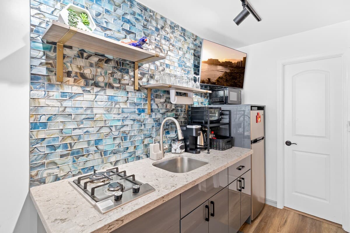 Newly Renovated 2bd/1ba with Balcony in Waikiki ! - Photo 2