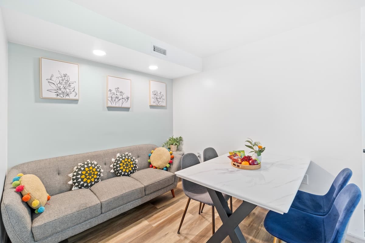 Newly Renovated 2bd/1ba with Balcony in Waikiki ! - Photo 1