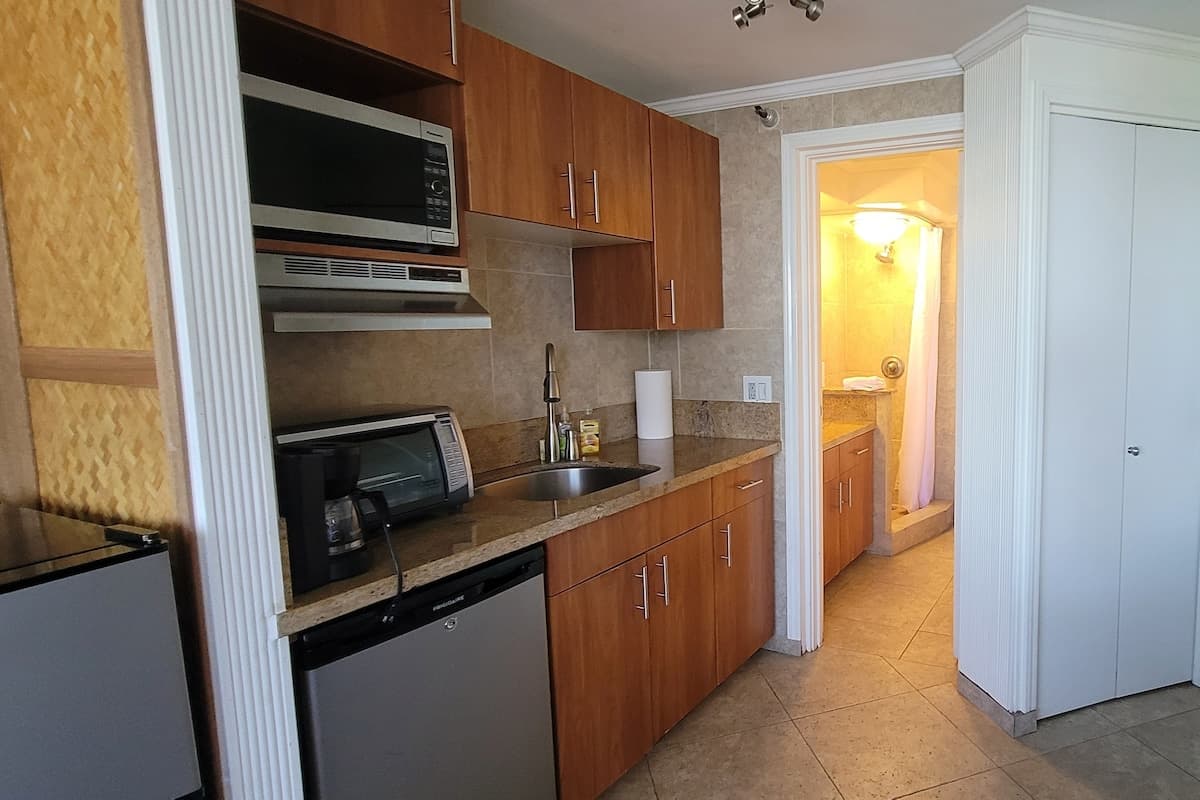 Condo in Honolulu · ★4.82 · Studio · 1 bed · 1 private bath - Photo 2