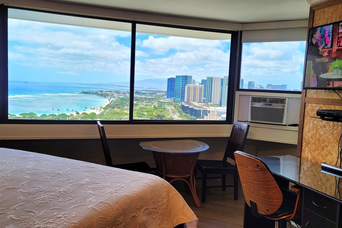 Condo in Honolulu · ★4.82 · Studio · 1 bed · 1 private bath - Photo 1
