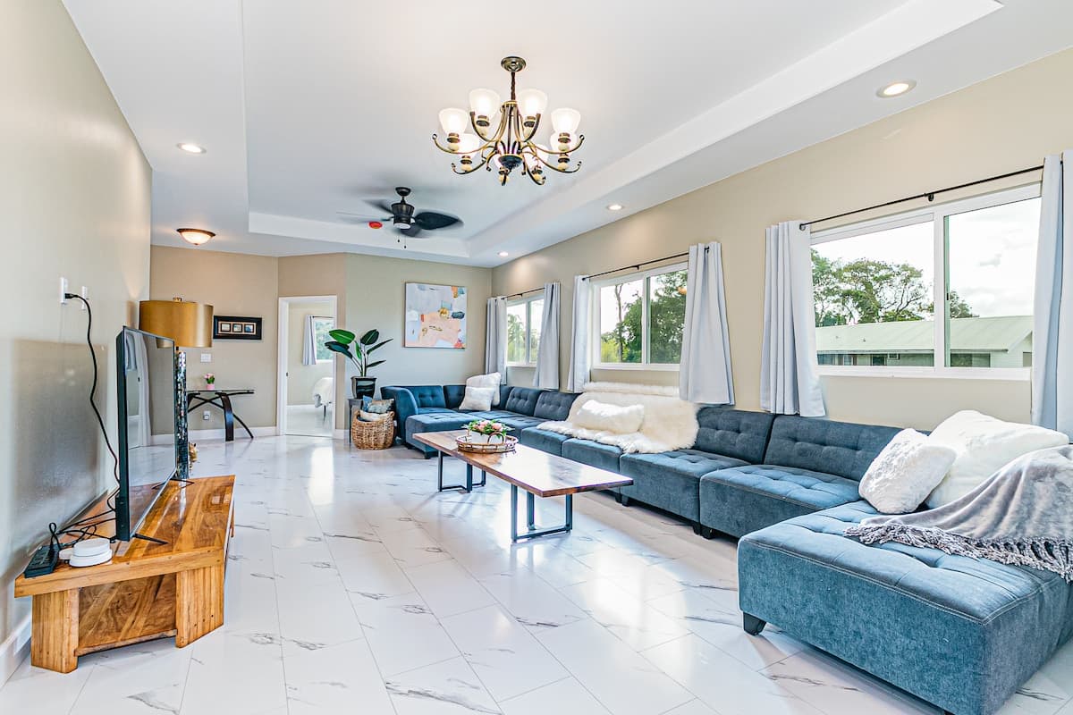 Home in Hilo · ★4.91 · 5 bedrooms · 8 beds · 4 shared baths - Photo 3