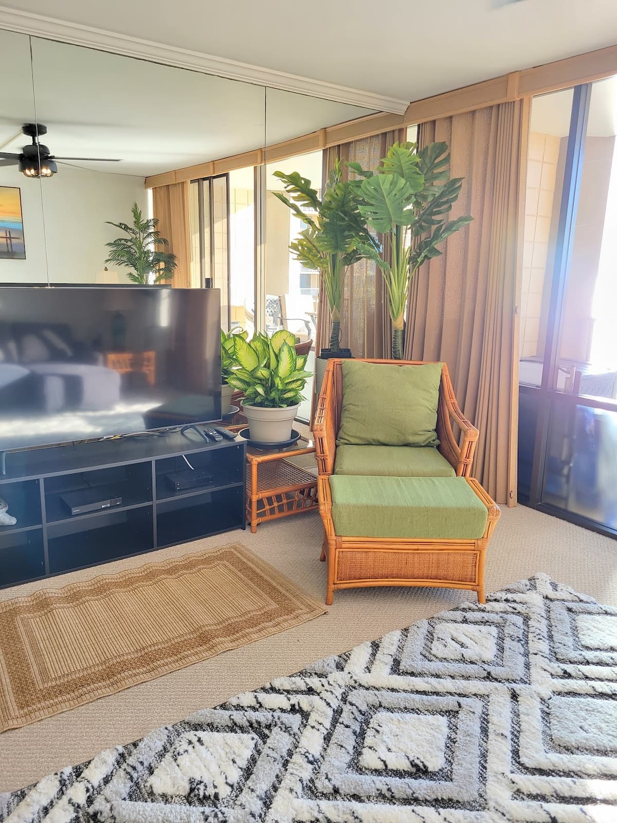 Condo in Lahaina · ★4.91 · 1 bedroom · 2 beds · 1 bath - Photo 4