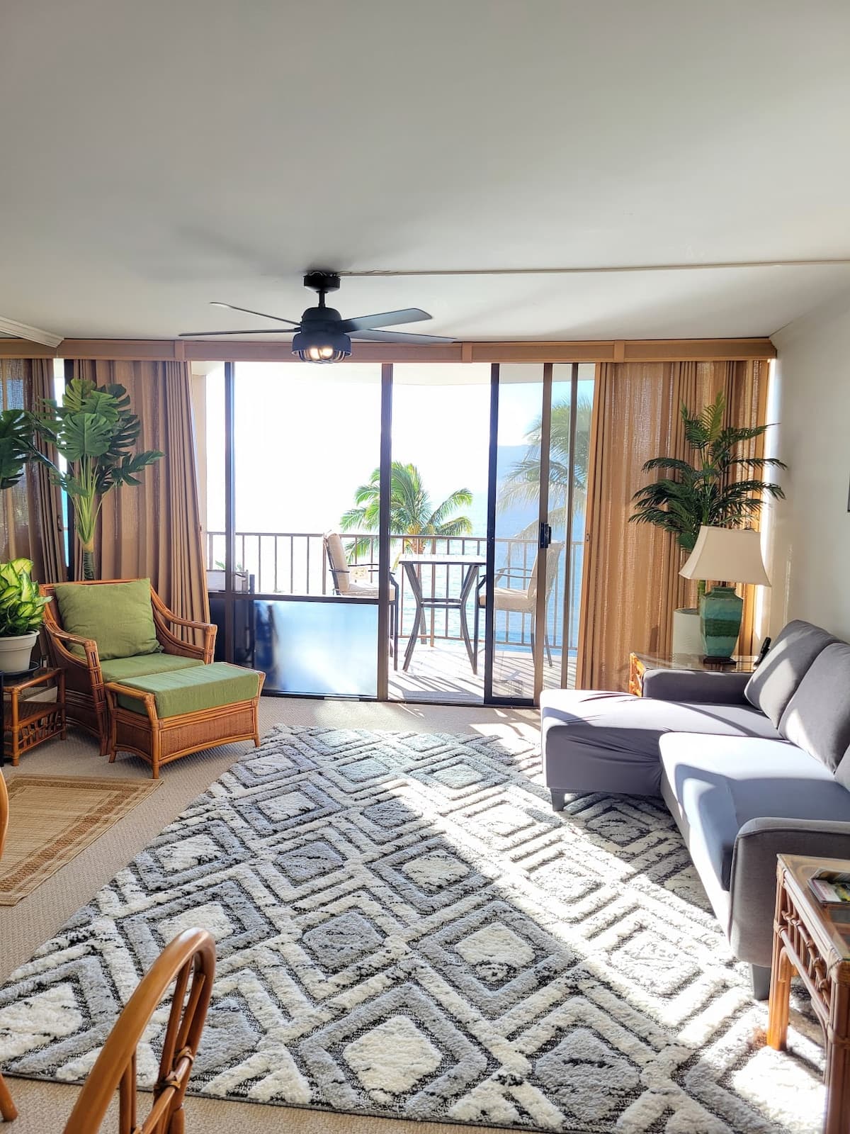 Condo in Lahaina · ★4.91 · 1 bedroom · 2 beds · 1 bath - Photo 2
