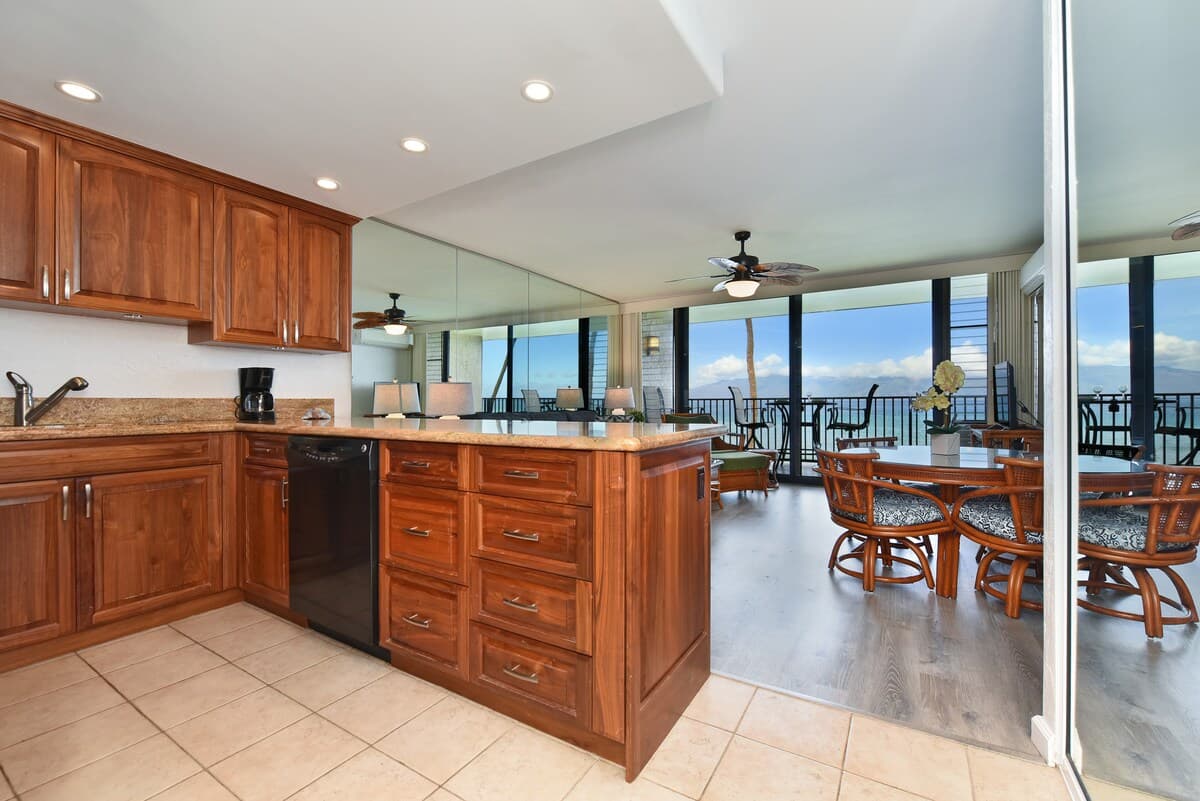 Condo in Lahaina · ★4.97 · 1 bedroom · 2 beds · 1 bath - Photo 4
